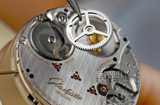 怎么辨别是不是德系腕表-世界上第一只怀表是德国人制造  第2张