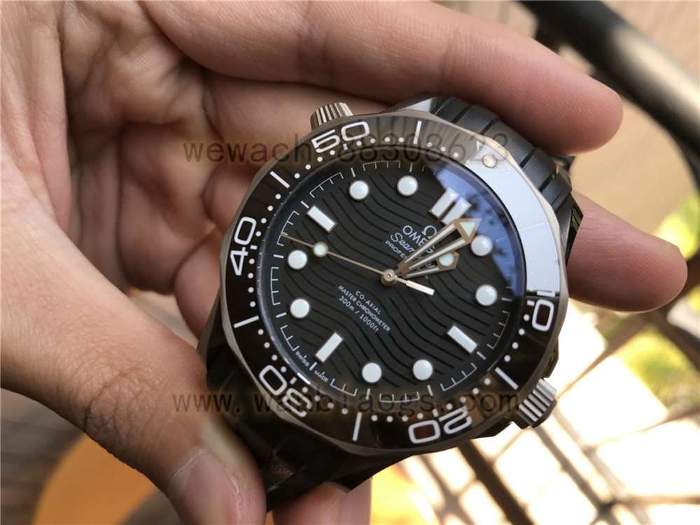 VS厂欧米茄陶瓷海马300黑暗骑士复刻表做工评测-实拍展示 第9张