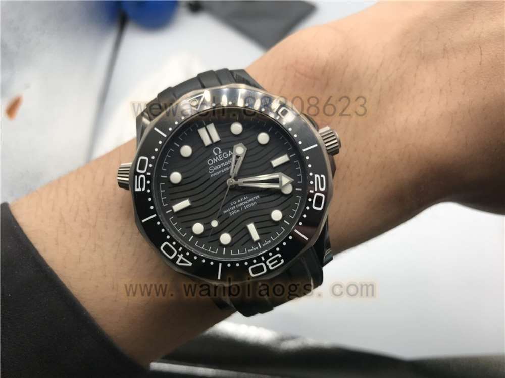 VS厂欧米茄陶瓷海马300黑暗骑士复刻表做工评测-实拍展示 第22张